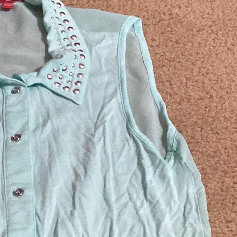 Tank-Top Buttoned Shirt - Picture 6 of 10